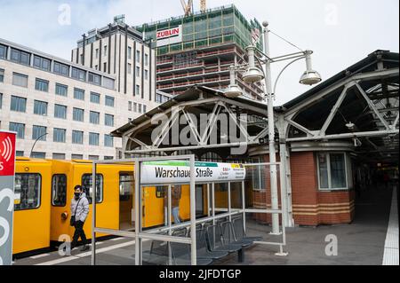 30.04.2022, Berlin, Deutschland, Europa - die U-Bahn wartet am Bahnsteig des Bahnhofs Warschauer Straße in Friedrichshain. Stockfoto