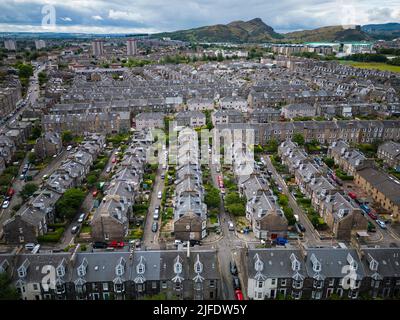 Luftaufnahme von der Drohne einer dichten Wohnsiedlung in Leith , Edinburgh, Schottland, Großbritannien Stockfoto