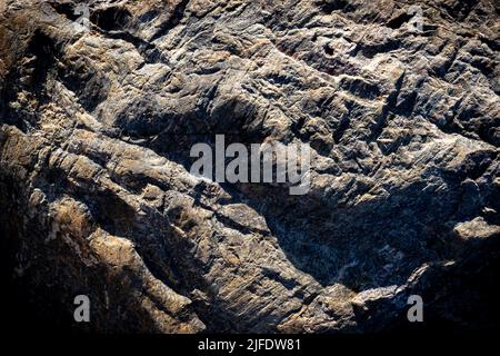 Steinhintergrund. Graue feste felsige Oberfläche. Natürliches, unebenes dunkles Material. Hochwertige Fotos Stockfoto