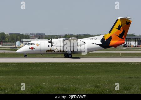 Montreal, Kanada. 25.. Mai 2022. Ein Air Creebec Bombardier Dash 8-100 auf der Start- und Landebahn des internationalen Flughafens Pierre Elliott Trudeau in Montreal. Air Creebec ist eine regionale Fluggesellschaft mit Sitz in Val-d'Or, Quebec. Es betreibt Linien- und Charterflüge zu 16 Zielen in Quebec und Ontario. (Foto: Fabrizio Gandolfo/SOPA Images/Sipa USA) Quelle: SIPA USA/Alamy Live News Stockfoto