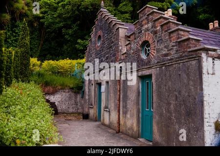 Corbie oder Krähe Stufengiebel und oculus Window of the Garden Bothy in Kylemore Abbey in Connemara, Irland. Stockfoto