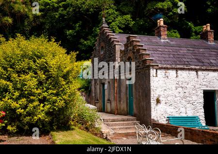 Oculus Window und corbie treten auf die Gartenanlage der Kylemore Abbey in Connemara, Irland. Stockfoto