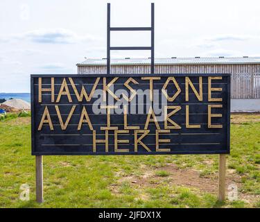 Chipping Norton, Großbritannien - 10. 2022. April: Schild mit der Werbung für Hawkstone Lager - das Getränk, das von Jeremy Clarkson in seinem Diddddly Squat Farm-Laden kreiert wurde Stockfoto