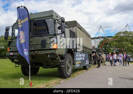 Hull, Großbritannien. 02.. Juli 2022. Der thematische Fanpark der Streitkräfte ist mit Aktivitäten für alle Fans ausgelegt, die am heutigen Spiel im MKM-Stadion in Hull, Großbritannien, am 7/2/2022 teilnehmen. (Foto von James Heaton/News Images/Sipa USA) Quelle: SIPA USA/Alamy Live News Stockfoto