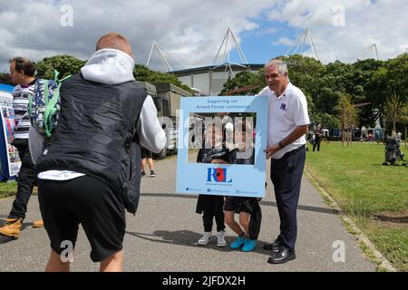 Hull, Großbritannien. 02.. Juli 2022. Der thematische Fanpark der Streitkräfte ist mit Aktivitäten für alle Fans ausgelegt, die am heutigen Spiel im MKM-Stadion in Hull, Großbritannien, am 7/2/2022 teilnehmen. (Foto von James Heaton/News Images/Sipa USA) Quelle: SIPA USA/Alamy Live News Stockfoto