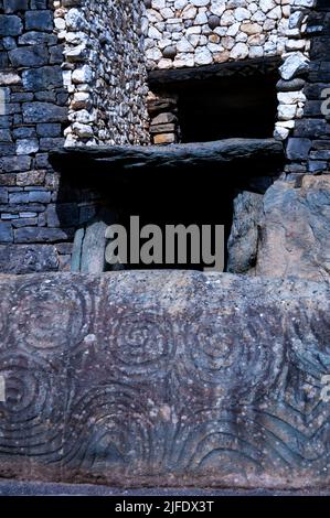 Der steinzeitliche Eingang zu Newgrange in Irland ist mit Megalithkunst bedeckt. Stockfoto