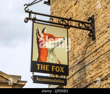 Chipping Norton, Großbritannien - 10. 2022. April: Traditionelles Schild über dem Eingang zum öffentlichen Haus Fox, das sich in der Marktstadt Chipping Norton, in befindet Stockfoto