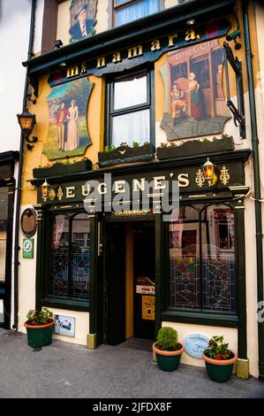 Pub in Ennistymon, Irland. Stockfoto