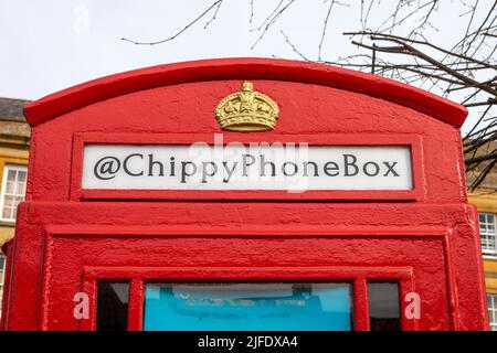 Chipping Norton, Großbritannien - 10. 2022. April: Rote Telefonbox, liebevoll ChippyPhoneBox genannt, die jetzt lokale Kunstwerke in der Stadt Chippin zeigt Stockfoto