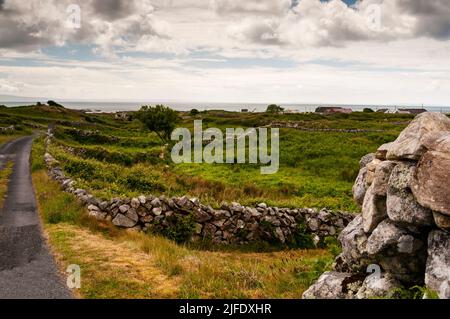 Trocken gestapelter Stein neben Galway Bay in Salthill, Irland. Stockfoto