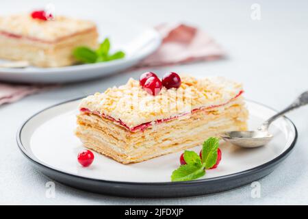 Zwei Stücke Kuchen Napoleon auf weißem Teller. Russische Küche, mehrschichtiger Kuchen mit Konditorcreme. Stockfoto