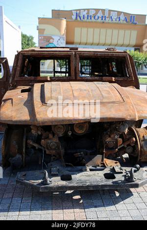 Der verbrannte Panzerwagen Tiger der Russischen Föderation, auf Maidan Nezaleschnosti in der Nähe des Schewtschenko-Denkmals. Stockfoto