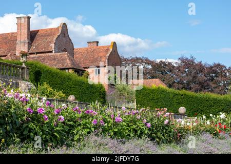 Port Lympne, Kent, Großbritannien, 2014. Blick auf das Herrenhaus und die Gärten von Port Lympne Stockfoto