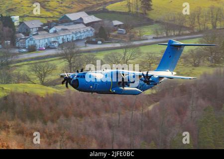 Eine Aufnahme einer Drohne von airbus A400M Atlas Low, der über Thirlmere im Lake District fliegt Stockfoto