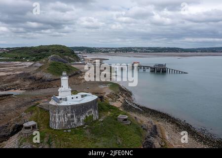 Murmbles Lighthouse und Pier, Teil der Gower-Küste in Südwales Stockfoto