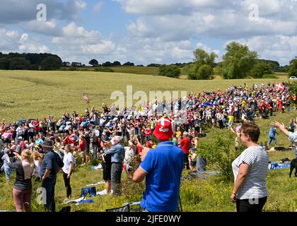 Dänemark. 02.. Juli 2022. Menschenmassen säumen die Straßen, während das Hauptfeld während der Tour De France, Etappe 2, Roskilde nach Nyborg, Dänemark, 1.. Juli 2022, Kredit:Pete Goding/Goding Images/Alamy Live Nachrichten Gutschrift: Peter Goding/Alamy Live Nachrichten Stockfoto