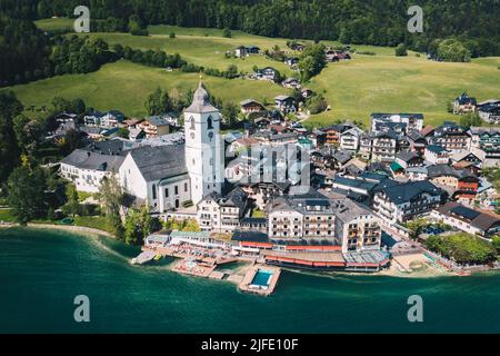 St. Wolfgang am Wolfgangsee im Salzkammergut, Österreich. Luftaufnahme des berühmten Tourismus Orte im Sommer. Stockfoto