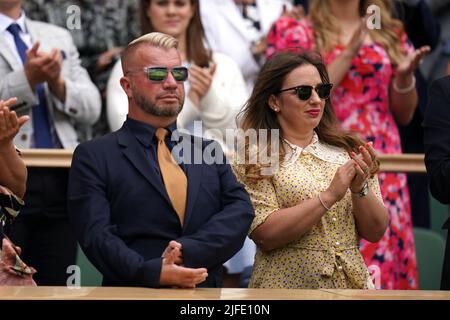 Sir Lee Pearson (links) in der Royal Box am sechsten Tag der Wimbledon Championships 2022 beim All England Lawn Tennis and Croquet Club, Wimbledon. Bilddatum: Samstag, 2. Juli 2022. Stockfoto