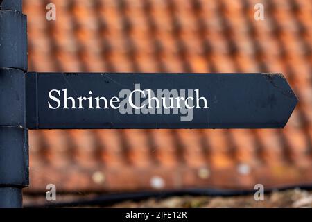 Wegweiser am Schrein unserer Lieben Frau von Walsingham im Dorf Walsingham in Norfolk, Großbritannien. Stockfoto