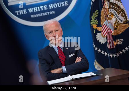 Der US-Präsident Joe Biden nimmt an einem Treffen mit den Gouverneuren Teil, um die Bemühungen zum Schutz des Zugangs zur reproduktiven Gesundheitsversorgung im Auditorium des South Court in Washington, DC, am 1. Juli 2022 zu erörtern. Quelle: Chris Kleponis/CNP /MediaPunch Stockfoto