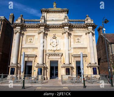 Norfolk, Großbritannien - 8. 2022. April: Das Äußere der Kings Lynn Corn Exchange in der Stadt Kings Lynn in Norfolk, Großbritannien. Stockfoto