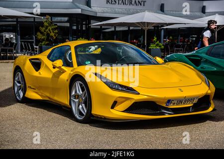 SINSHEIM, DEUTSCHLAND - MAI 2022: Gelber Ferrari F8 Typ F142MFL. Stockfoto