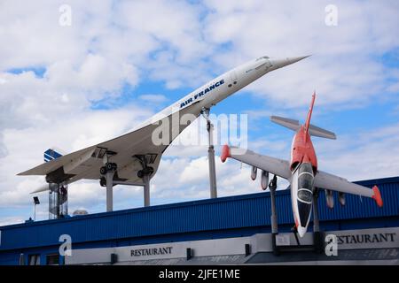 SINSHEIM, DEUTSCHLAND - MAI 2022: Weißes Überschallflugzeug Concorde F-BVFB 1969 und grauorange Aero L-39 Albatros 1968 Stockfoto