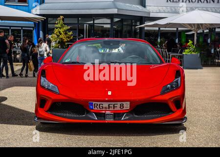 SINSHEIM, DEUTSCHLAND - MAI 2022: Red Ferrari F8 Typ F142MFL. Stockfoto