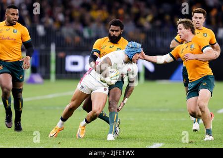 Perth, Australien, 2. Juli 2022. Jack Nowell aus England läuft mit dem Ball während des internationalen Rugby-Testspieles zwischen den australischen Wallabies und England im Optus Stadium am 02. Juli 2022 in Perth, Australien. Quelle: Graham Conaty/Speed Media/Alamy Live News Stockfoto