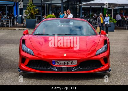 SINSHEIM, DEUTSCHLAND - MAI 2022: Red Ferrari F8 Typ F142MFL. Stockfoto