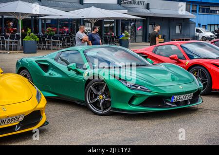 SINSHEIM, DEUTSCHLAND - MAI 2022: Grüner Smaragd mint Ferrari F8 Typ F142MFL Stockfoto