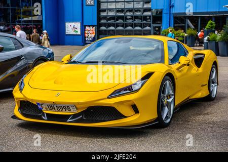 SINSHEIM, DEUTSCHLAND - MAI 2022: Gelber Ferrari F8 Typ F142MFL. Stockfoto