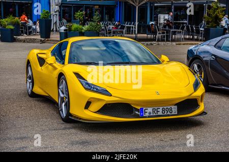 SINSHEIM, DEUTSCHLAND - MAI 2022: Gelber Ferrari F8 Typ F142MFL. Stockfoto