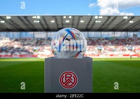 Feature, Spielball 3. Liga, mit RWE-Logo, adidas, im Stadion an der Hafenstraße, Fußballtestspiel Rot-Weiss Essen (E) - Borussia Mönchengladbach (MG) 2: 4, am 1.. Juli 2022 in Essen. â Credit: dpa picture Alliance/Alamy Live News Stockfoto