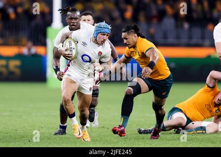 Perth, Australien, 2. Juli 2022. Jack Nowell aus England läuft mit dem Ball während des internationalen Rugby-Testspieles zwischen den australischen Wallabies und England im Optus Stadium am 02. Juli 2022 in Perth, Australien. Quelle: Graham Conaty/Speed Media/Alamy Live News Stockfoto