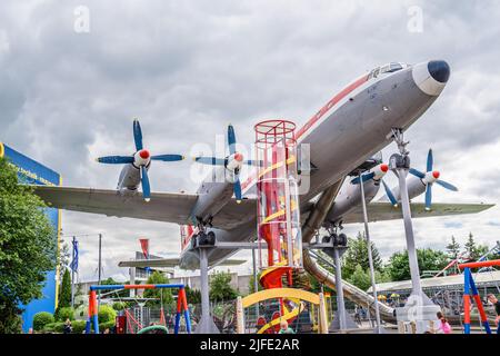 SINSHEIM, DEUTSCHLAND - MAI 2022: Weißes rotes Iljuschin Il-18 sowjetisches Turboprop-Flugzeug 1957 Stockfoto