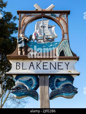 Vintage-Schild im Küstendorf Blakeney in Norfolk, Großbritannien. Stockfoto