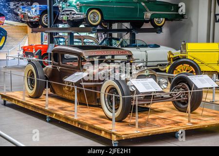 SINSHEIM, DEUTSCHLAND - MAI 2022: Brown Ford Modell A Coupe Skoty Koteletts 23 1930 300ps Stockfoto