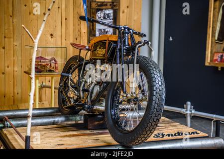 SINSHEIM, DEUTSCHLAND - MAI 2022: Schwarz:Motorrad Motorrad Indian Scout-Motor 1937 45ps Stockfoto