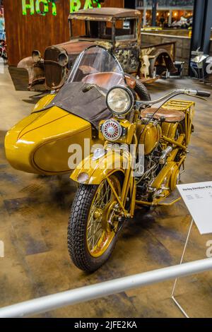 SINSHEIM, DEUTSCHLAND - MAI 2022: Gelbes Seitenwagen Motorrad Harley Davidson V VL Gespann 1931 28ps Stockfoto