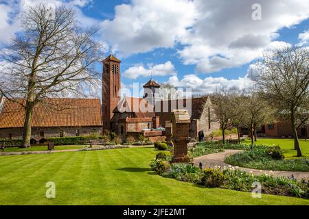 Norfolk, Großbritannien - 7. 2022. April: Ein Blick auf das wunderschöne Gelände des Heiligtums unserer Lieben Frau von Walsingham im Dorf Walsingham in Norfolk, Großbritannien. Stockfoto