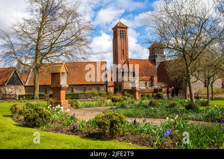 Norfolk, Großbritannien - 7. 2022. April: Ein Blick auf das wunderschöne Gelände des Heiligtums unserer Lieben Frau von Walsingham im Dorf Walsingham in Norfolk, Großbritannien. Stockfoto