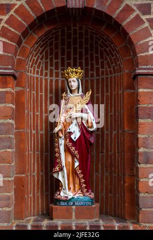 Skulptur der Königin der Märtyrer im Heiligtum unserer Lieben Frau von Walsingham im Dorf Walsingham in Norfolk, Großbritannien. Stockfoto