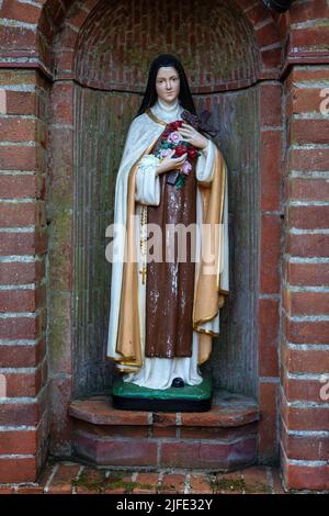 Skulptur am Schrein unserer Lieben Frau von Walsingham im Dorf Walsingham in Norfolk, Großbritannien. Stockfoto