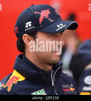 Silverstone, Großbritannien. Silverstone, Großbritannien. 02.. Juli 2022. 2.. Juli 2022, Silverstone Circuit, Silverstone, Northamptonshire, England: Großer Preis von Großbritannien F1, Qualifying-Sessions: Sergio Perez kommt in Silverstone an Kredit: Action Plus Sports Images/Alamy Live News Kredit: Action Plus Sports Images/Alamy Live News Stockfoto
