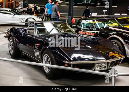 SINSHEIM, DEUTSCHLAND - MAI 2022: Schwarzes Cabrio Chevrolet Corvette Stingray C3 1969 435ps Stockfoto