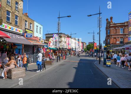 Geschäfte auf der Camden High Street, Camden, London, England, Großbritannien Stockfoto