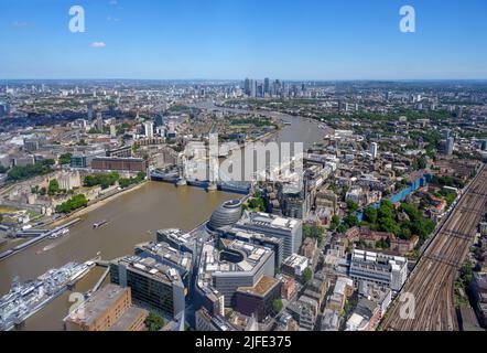 Nach London. Luftaufnahme über London, Blick auf Tower Bridge, von der Shard Viewing Gallery, London, England, Großbritannien Stockfoto