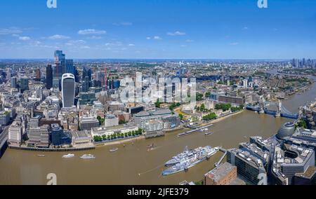 Luftaufnahme der City of London, des Tower of London und der Tower Bridge von der Shard Viewing Gallery, London, England, Großbritannien Stockfoto