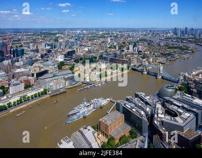 Luftaufnahme über London, Blick auf die Tower Bridge, von der Shard Viewing Gallery, London, England, Großbritannien Stockfoto